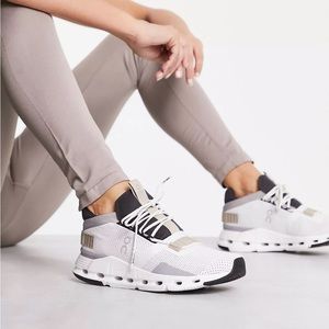 Cloudnova white sand size 9. These are brand new, they were only worn to try on.